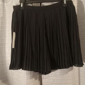 NWT Ali & Jay black pleated miniskirt, Size Large